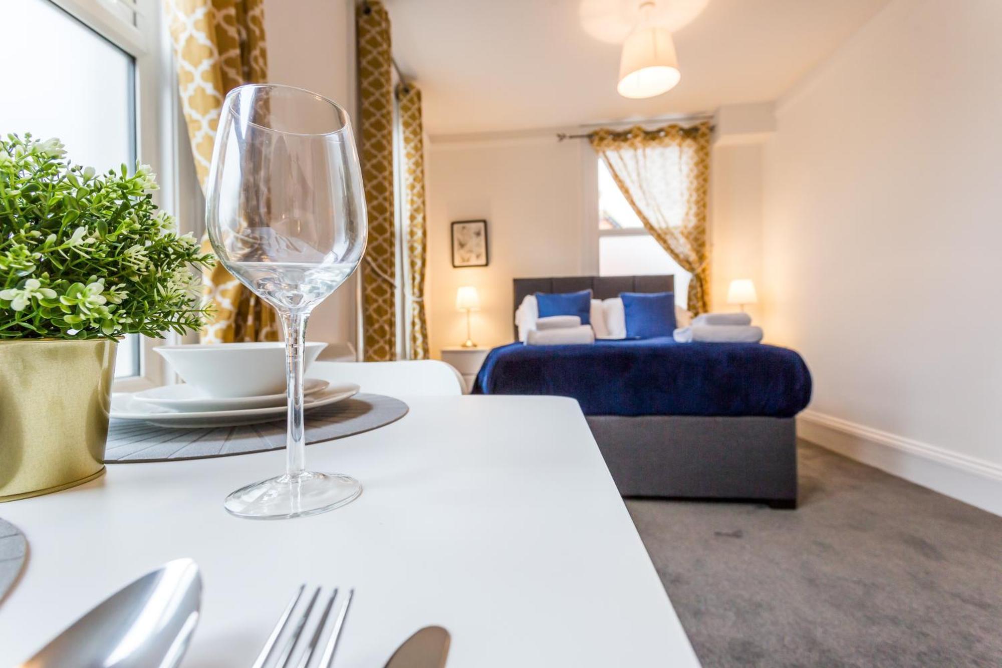 West Street Studio Apartments In Southend Екстериор снимка